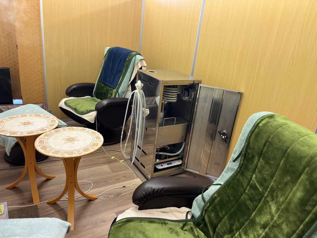 たにぐち神経整体院の清潔な水素吸引スペース。不眠や頭痛ケアに特化した落ち着いた環境。