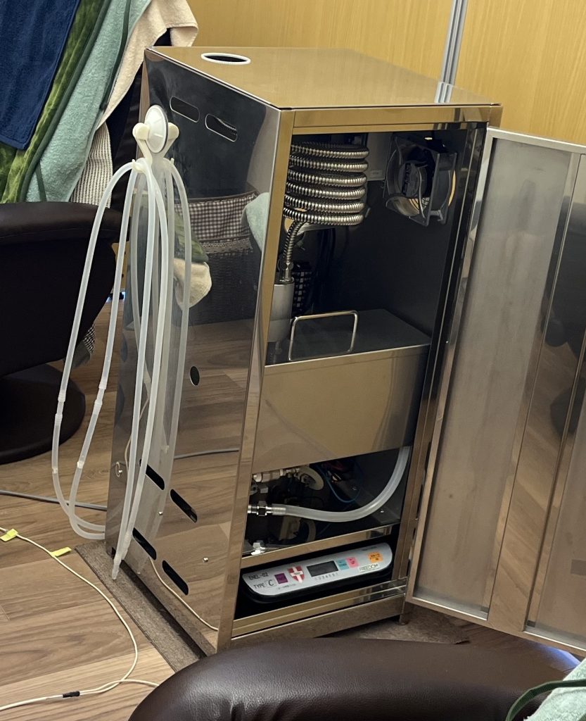 たにぐち神経整体院（河内長野）が導入する髙藤式水素吸引機ENEL-02の本体内部構造。電磁誘導方式で燃えない安全な原子状水素を生成する精密機器。医療現場レベルのスペック。