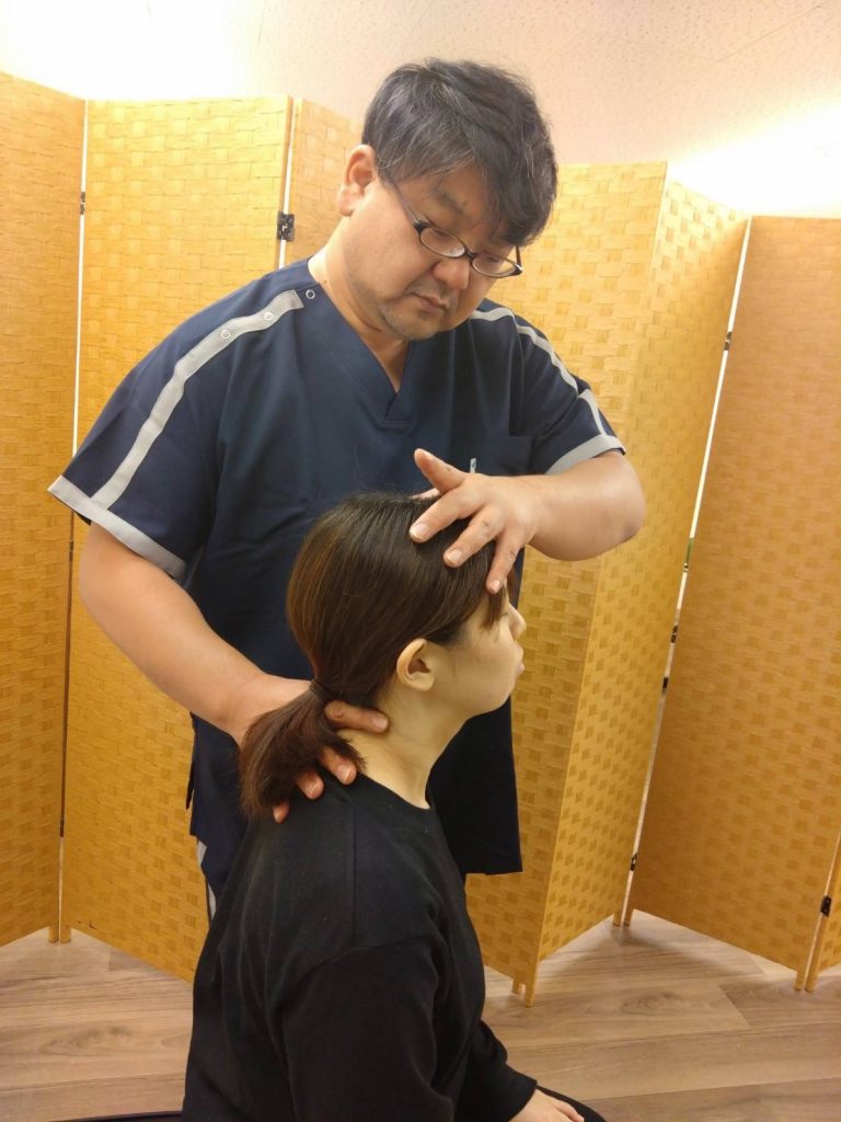 河内長野で首・肩の痛みや頭痛をケアする神経整体の施術風景。バキバキしない優しいアプローチで神経の緊張を整えます。