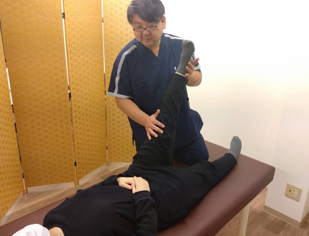 河内長野のたにぐち神経整体院で行う、股関節の痛み・変形性股関節症を改善する神経整体施術風景。関節内の細胞・神経の伝達を整えます。