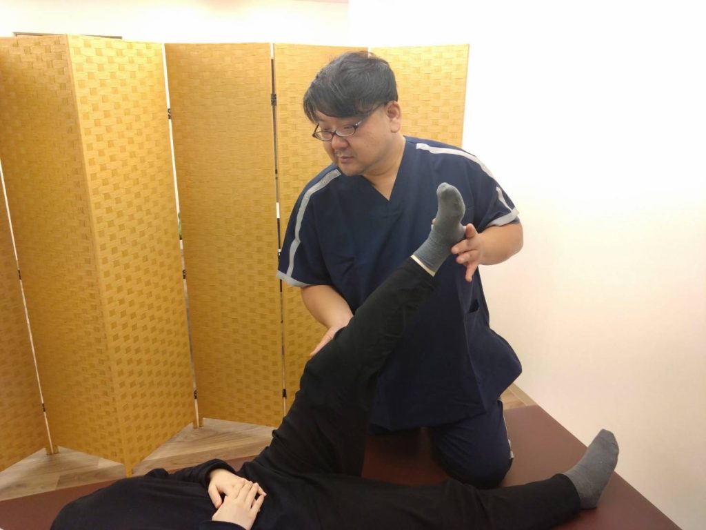 河内長野のたにぐち神経整体院で行う、膝の痛み・変形性膝関節症を改善する神経整体施術風景。膝関節の炎症を抑え、スムーズな歩行をサポートします。